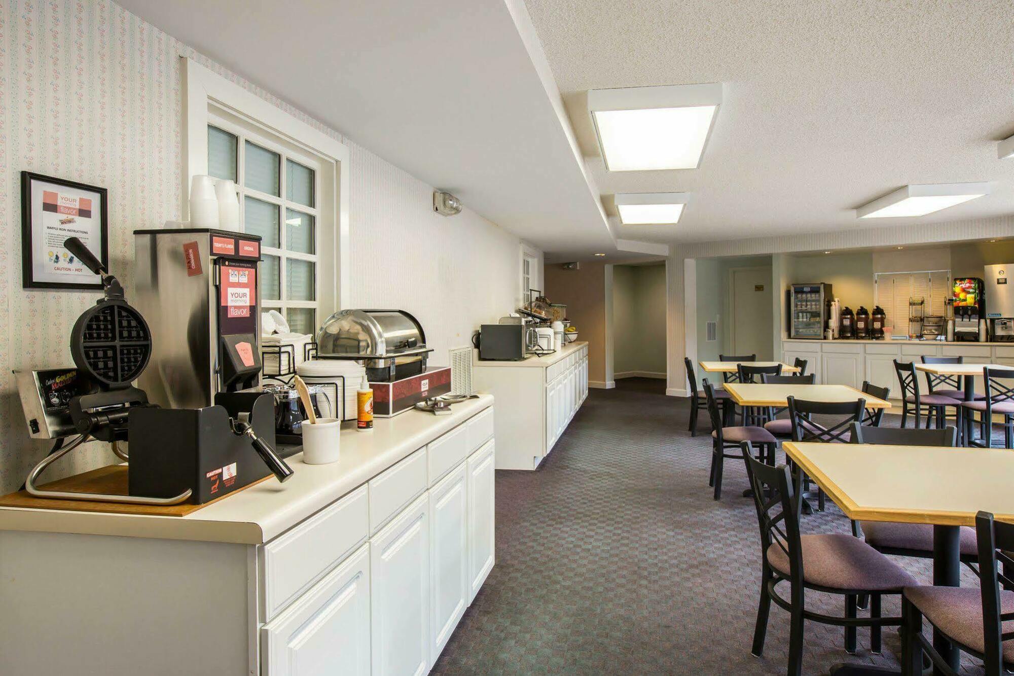 Rodeway And On The River Hotel 2*